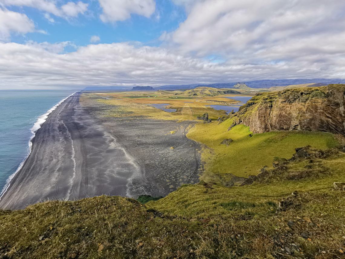 Panorama dall'alto di una spiaggia nera in Islanda