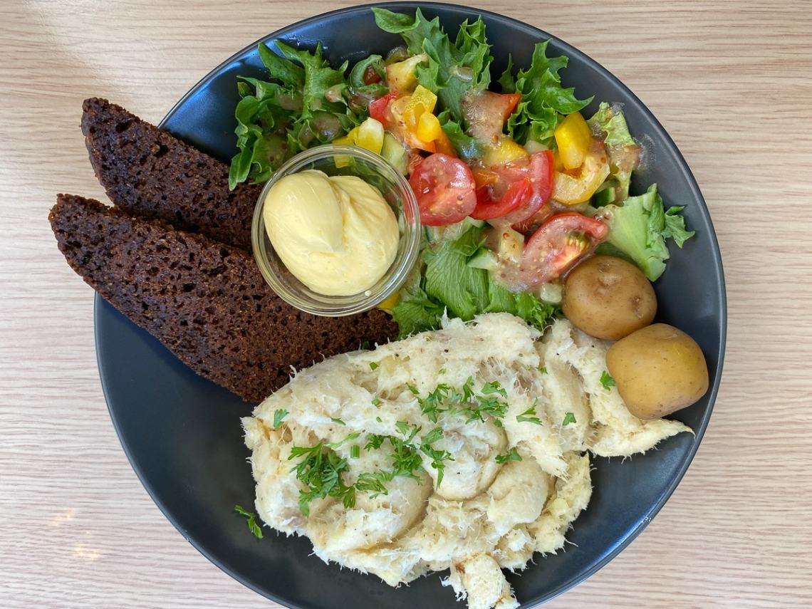 Piatto islandese con pesce patate e insalata
