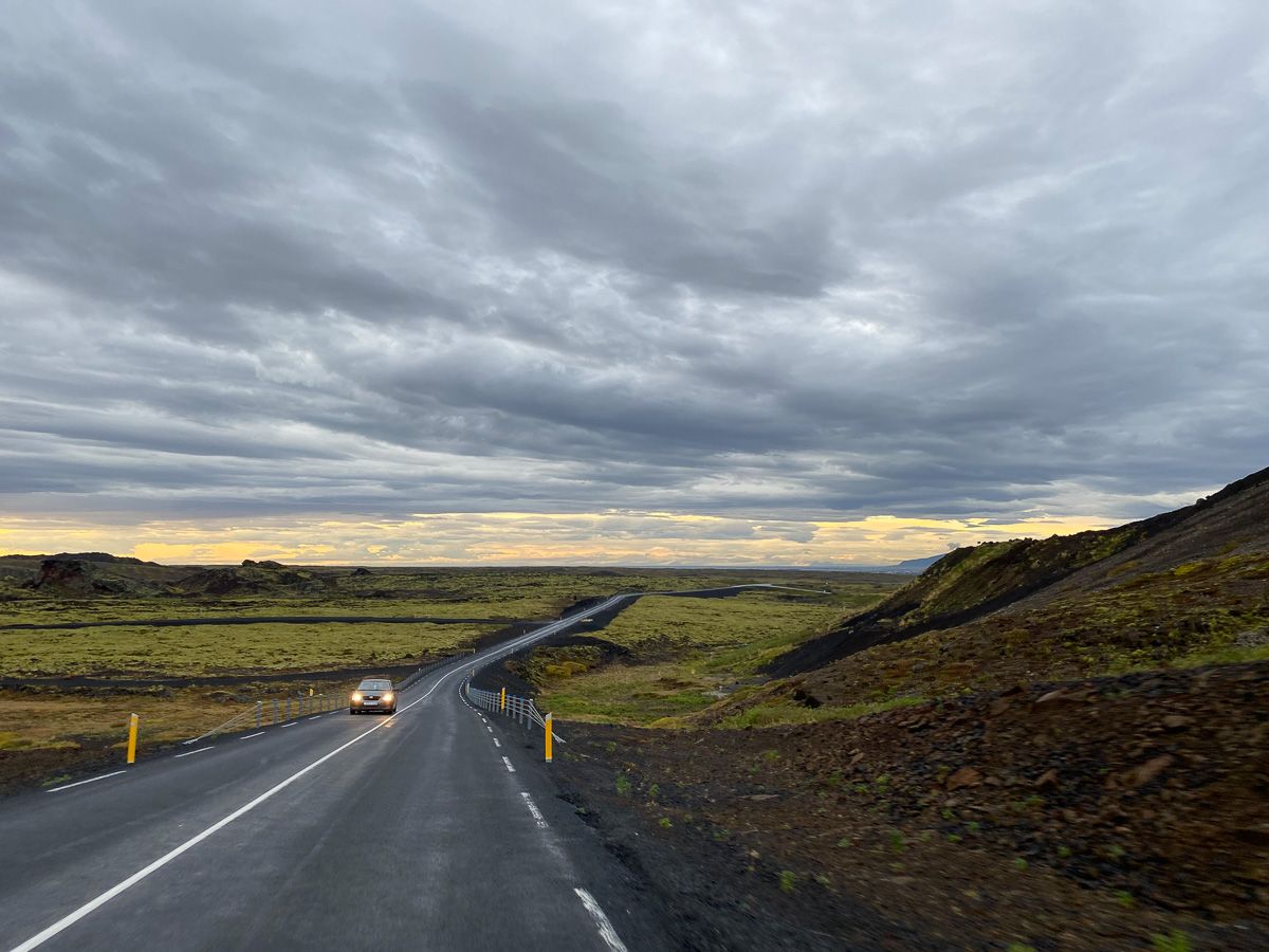 Strada in Islanda con tramonto