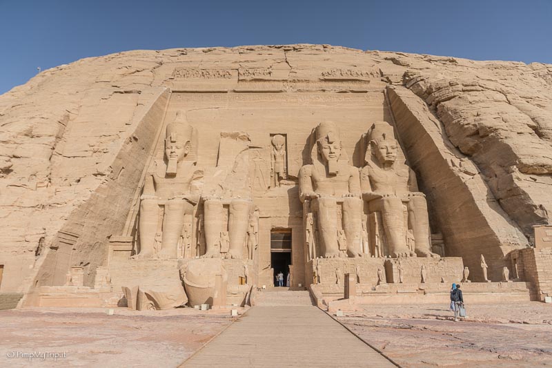 Panorama di fronte del Grande Tempio di Ramses II ad Abu Simbel con le 4 enormi statue