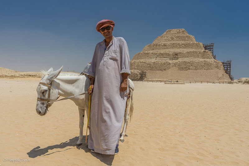 Piramide a gradoni di Saqqara con una persona e un mulo