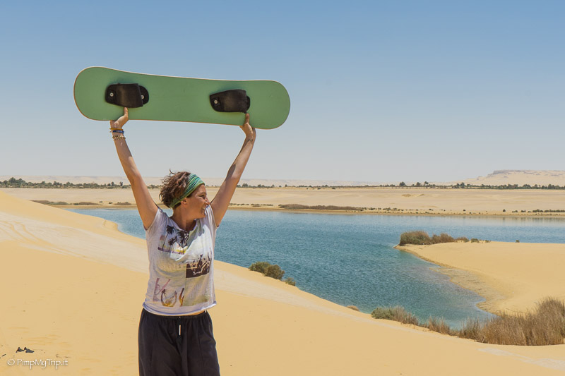 Martina che fa sand-boarding tra le dune del deserto del Fayoum