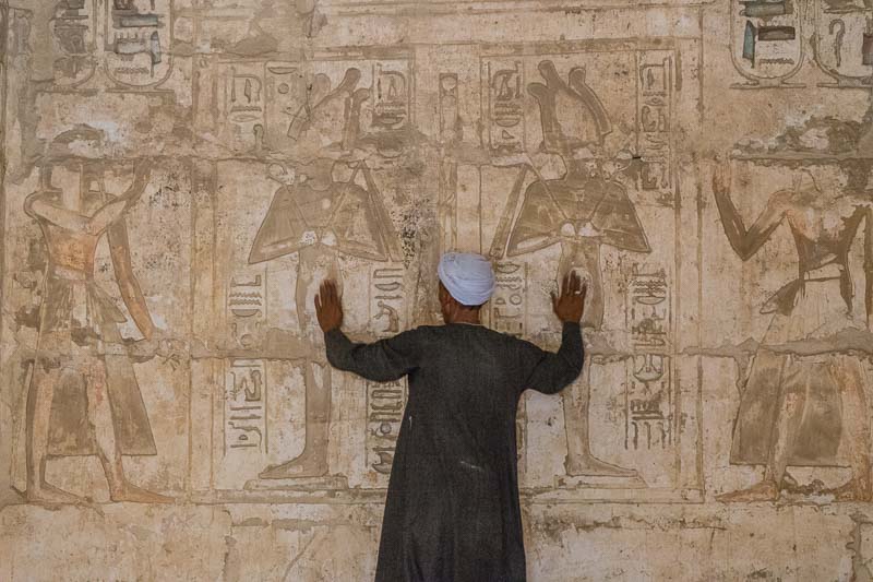 Bassorilievi con immagini divine dentro un tempio a Luxor
