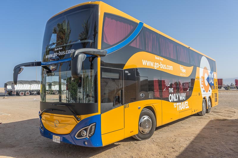 Autobus pubblico della Go Bus in una stazione di servizio tra Luxor e Hurghada