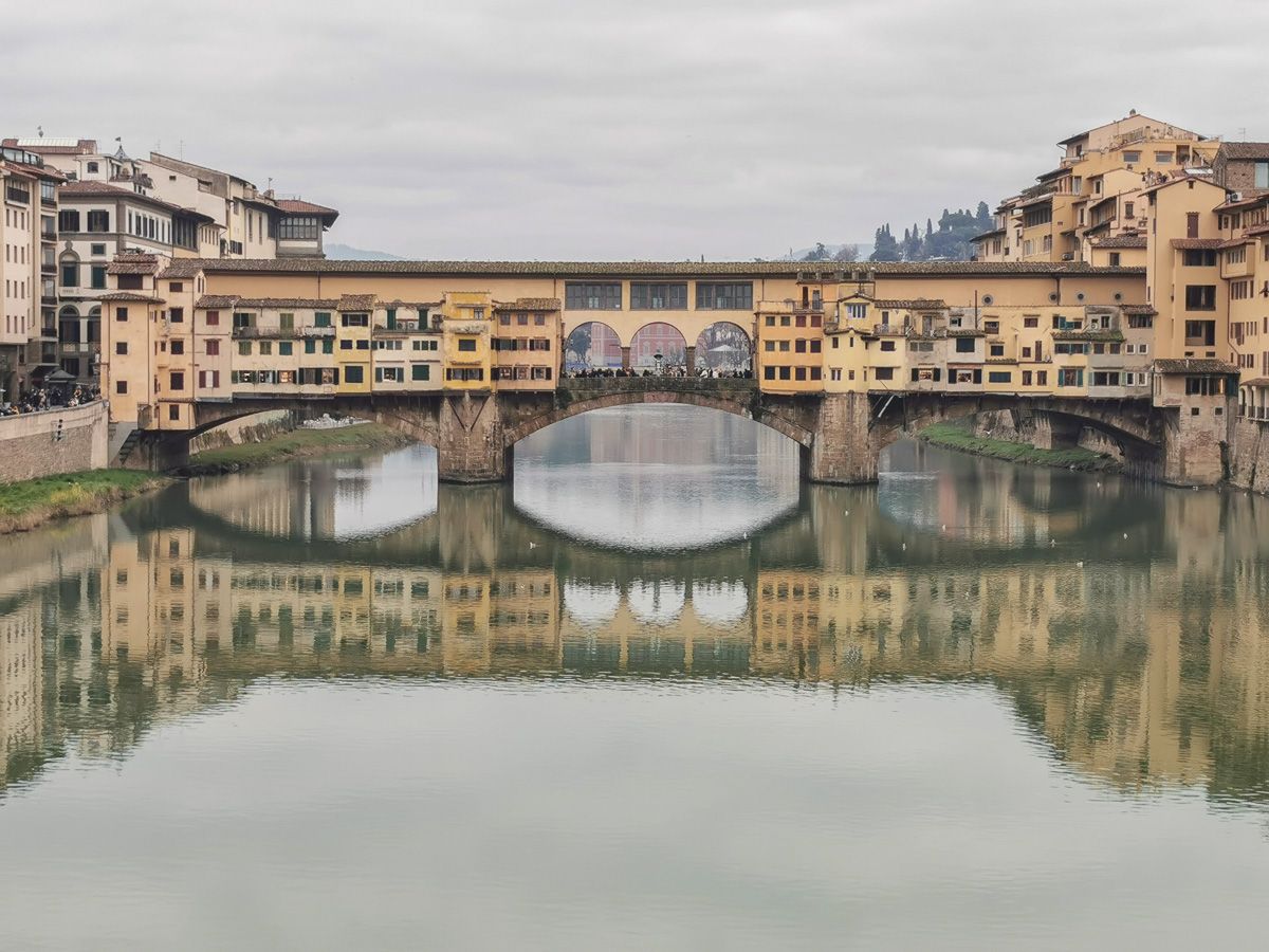 Veduta del Ponte Vecchio che si riflette nell'Arno