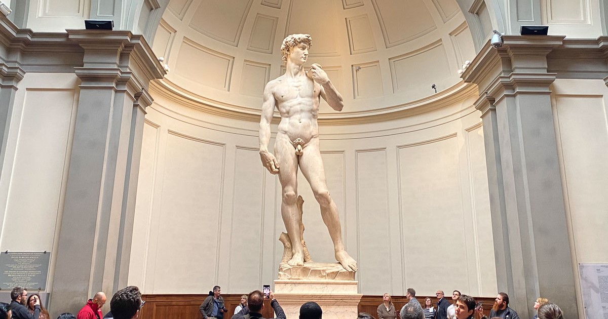 La statua del David di Michelangelo nella tribuna alla Galleria dell'Accademia