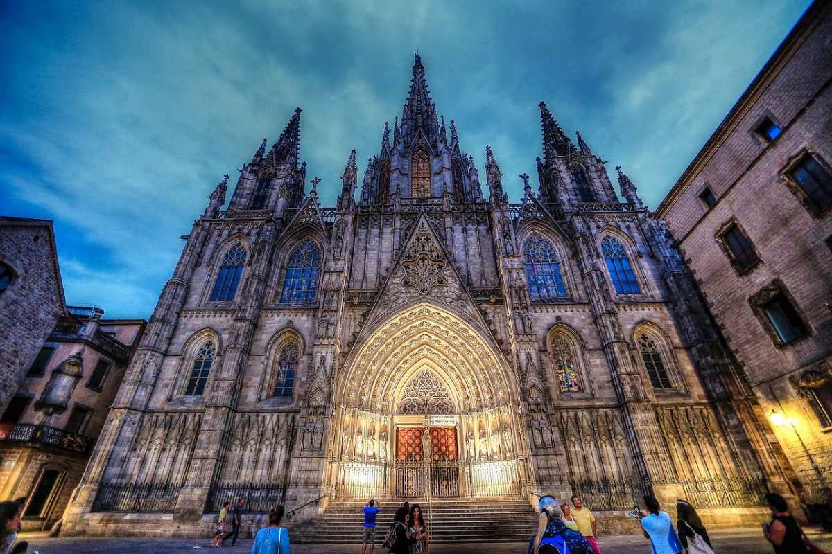 Facciata della Cattedrale di Barcellona illuminata di notte