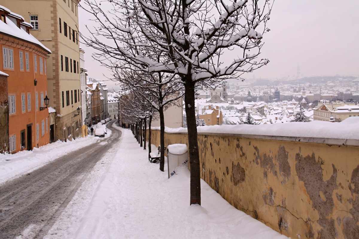 Praga in inverno con la neve