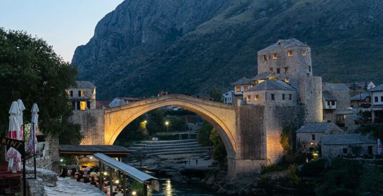 Il Ponte stari Most di Mostar illuminato di notte