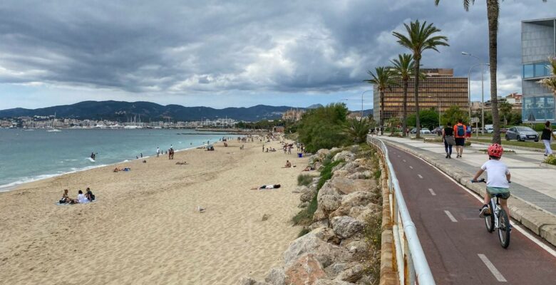 Spiaggia di Palma di Maiorca con pista ciclabile e bimbo in bici