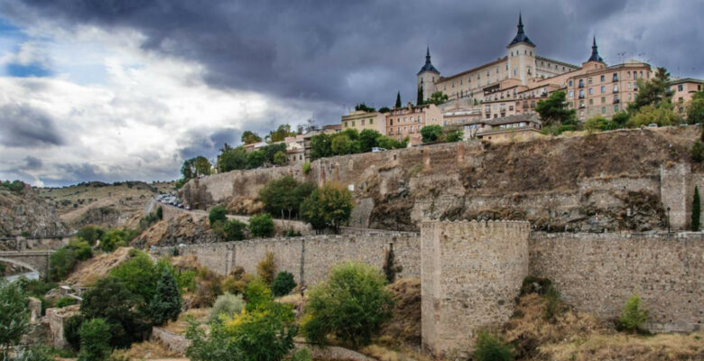 Alcazar di Toledo con cielo nuvolo