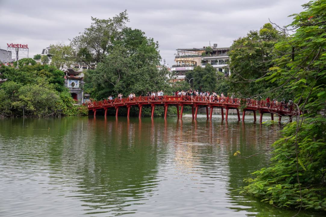 Ponte rosso del Ngoc Son Temple ad Hanoi