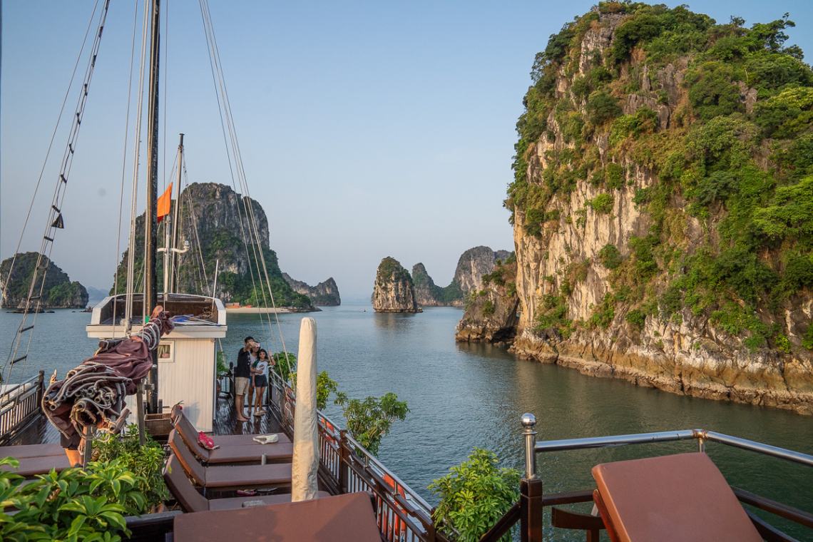 Panorama sui picchi calcarei di Bai Tu Long dal ponte della nave