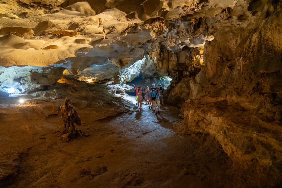 Interno di una grotta ad Halong Bay