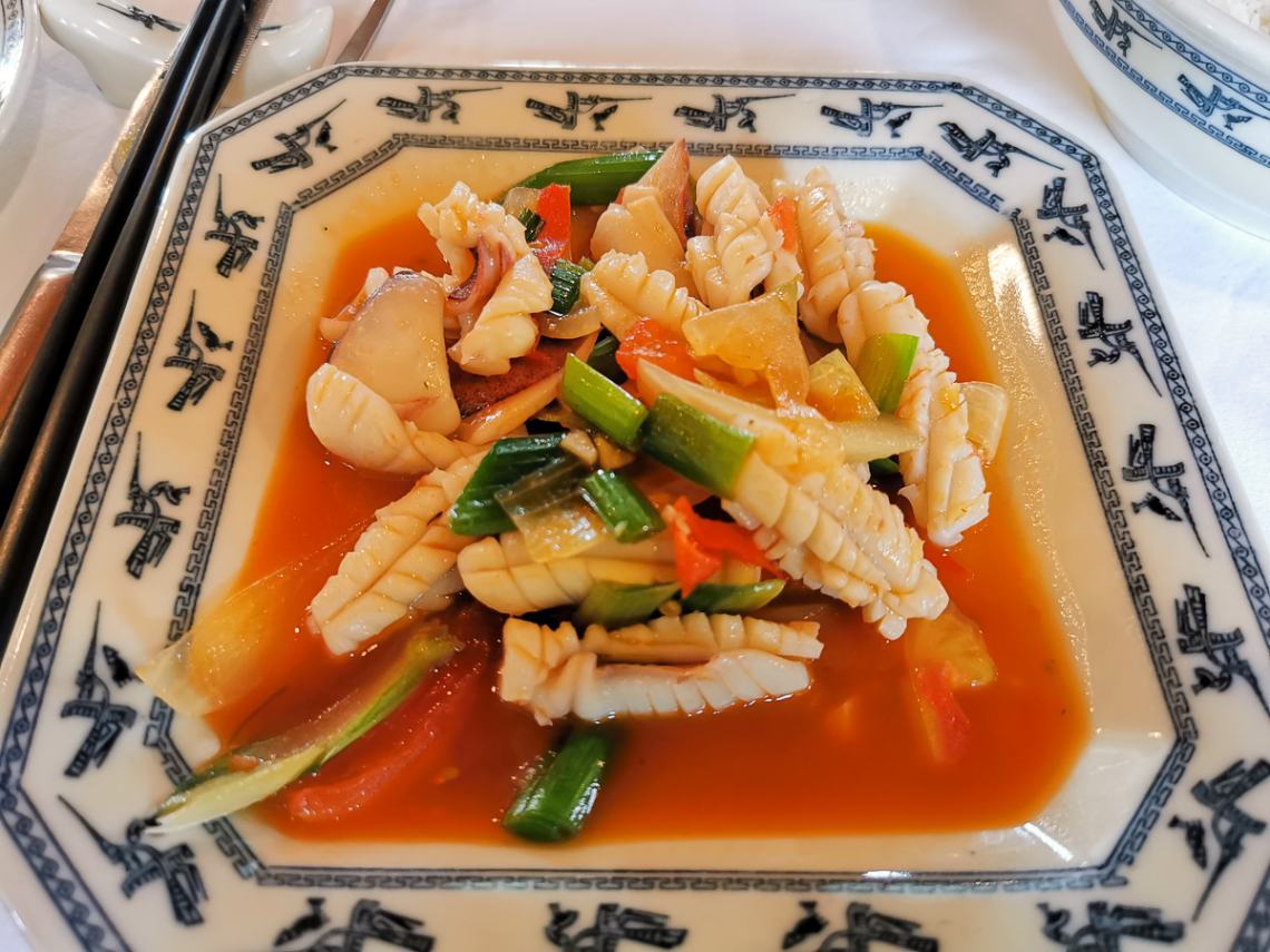 Zuppa di calamari e verdure servita a bordo della nave