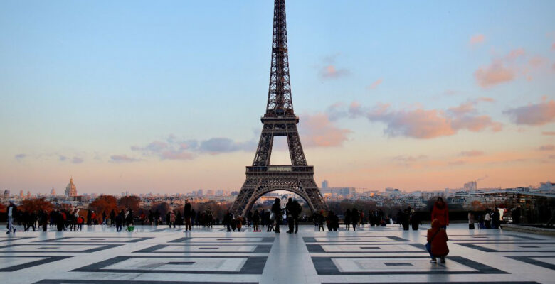 Vista panoramica della Torre Eiffel al tramonto