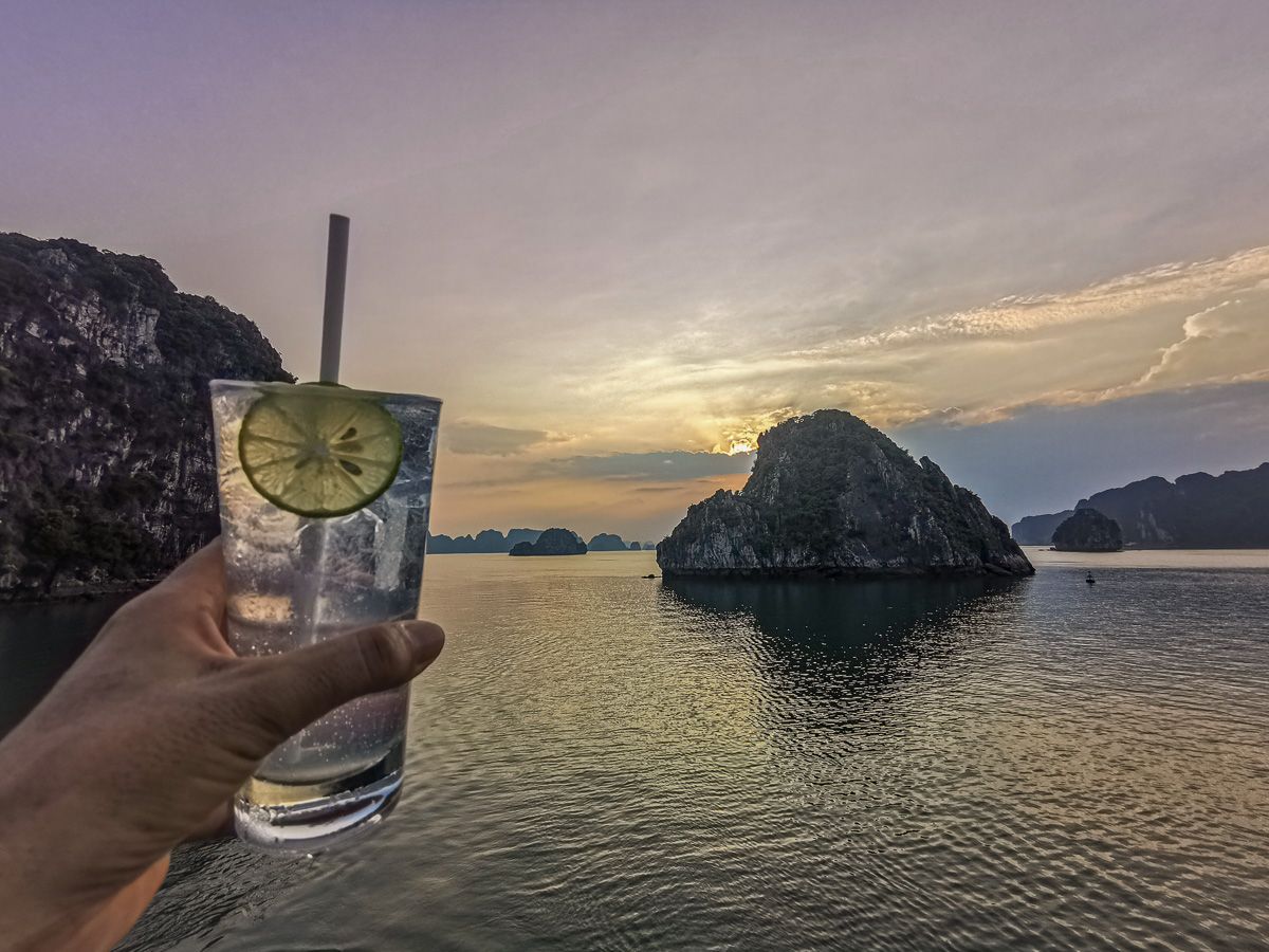 Cocktail al tramonto ad Halong Bay dalla nave