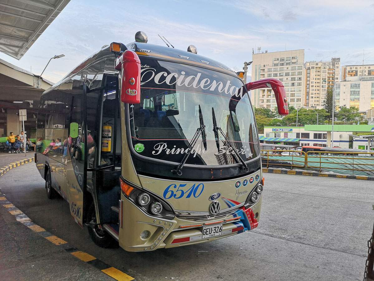 Autobus colombiano fermo alla stazione