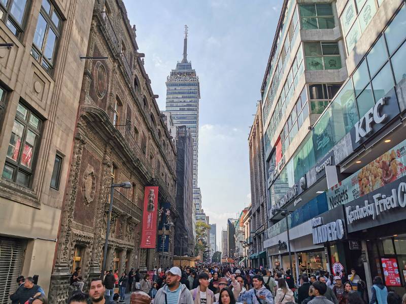 Calle Madero, nel centro storico di Città del Messico, con torre Latino americana sullo sfondo