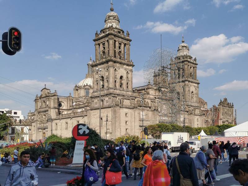 Cattedrale di Città del Messico con persone che camminano