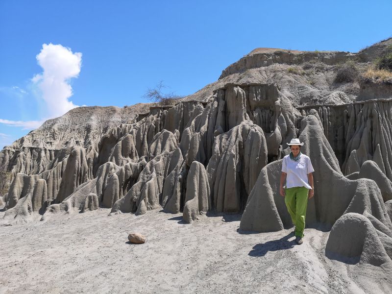 Martina davanti ai fantasmi, le classiche sculture rocciose del deserto grigio de la Tatacoa