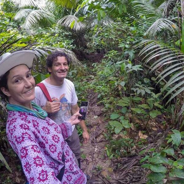 Martina e Massimiliano durante un trekking in Amazzonia Colombiana