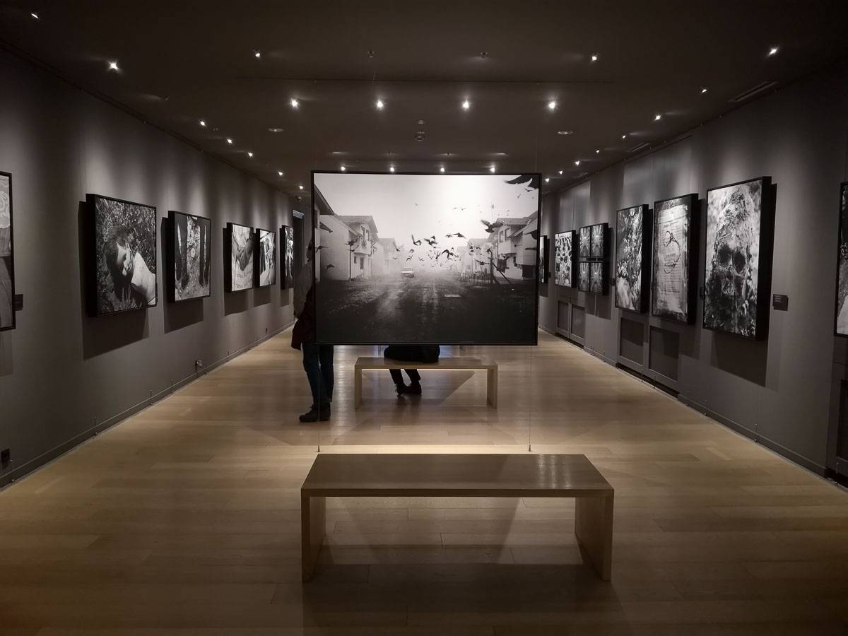 Stanza della Gallery 11/07/95 con fotografie di guerra in bianco e nero