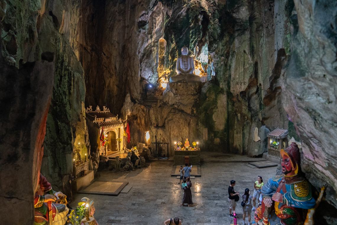 Grotta di Huyen Khong con il Buddha di marmo