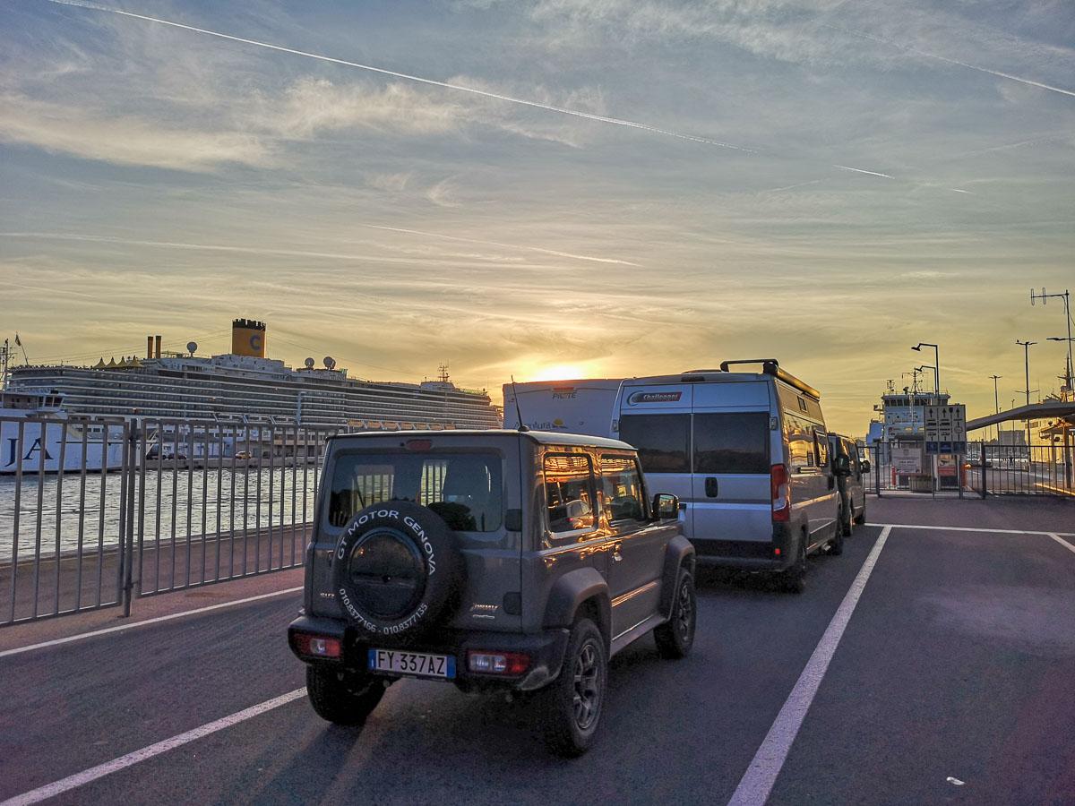 Il Suzuki Jimny grigio di Martina al porto di spalato in coda per l'imbarco