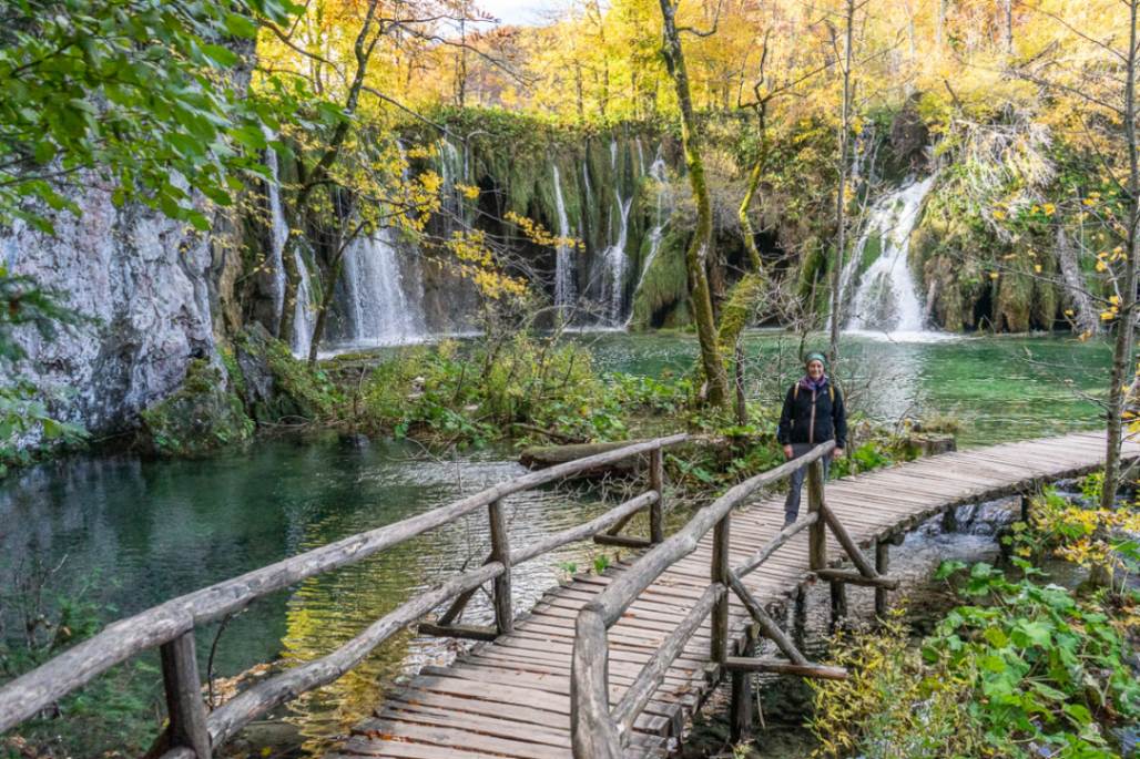 Martina su passerella in legno davanti a una cascata dei laghi di Plitvice