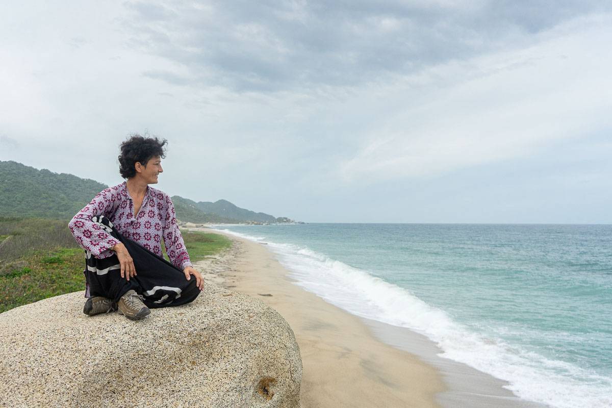 Martina seduta che guarda il panorama sul mare al Parco Tayrona