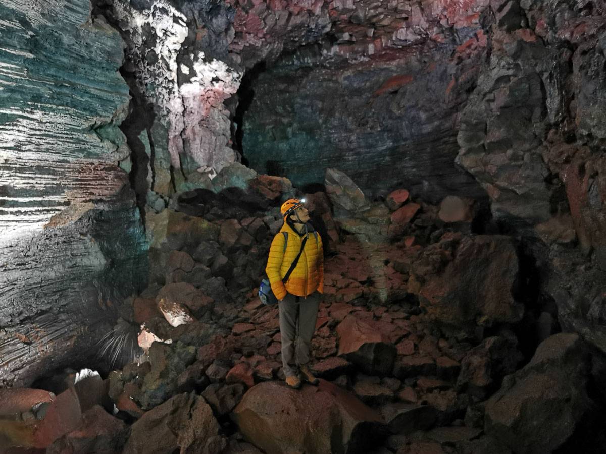 Martina dentro il tunnel di lava di Raufarhólshellir