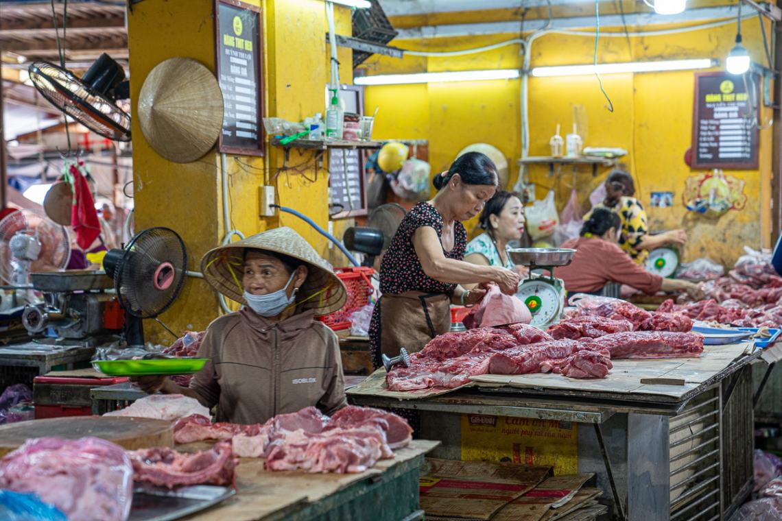 Reparto di macelleria nel mercato coperto di Hoi An
