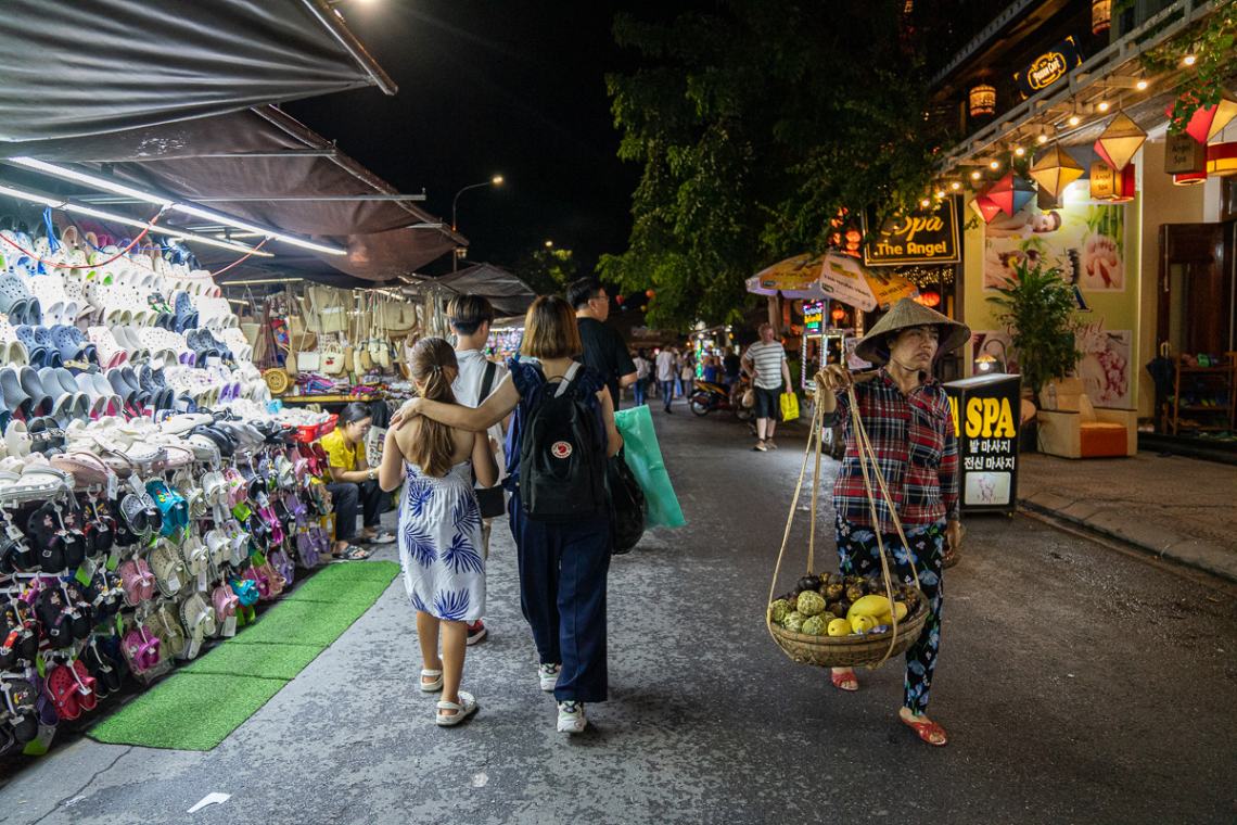 Mercato notturno di Hoi An con venditori