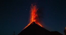 Paesaggio di un vulcano in eruzione nel Guatemala by Martina Santamaria
