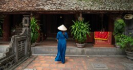 Paesaggio del Vietnam con donna con cappello tradizionale by Martina Santamaria