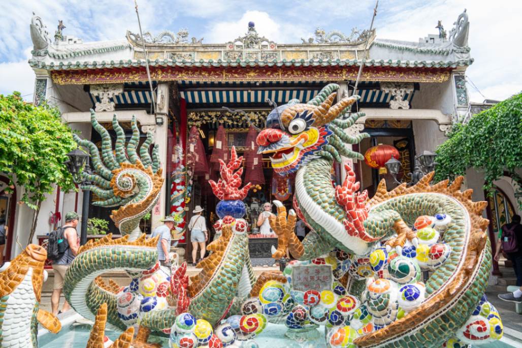 Statua del drago in ceramica colorata della Cantonese Assembly Hall