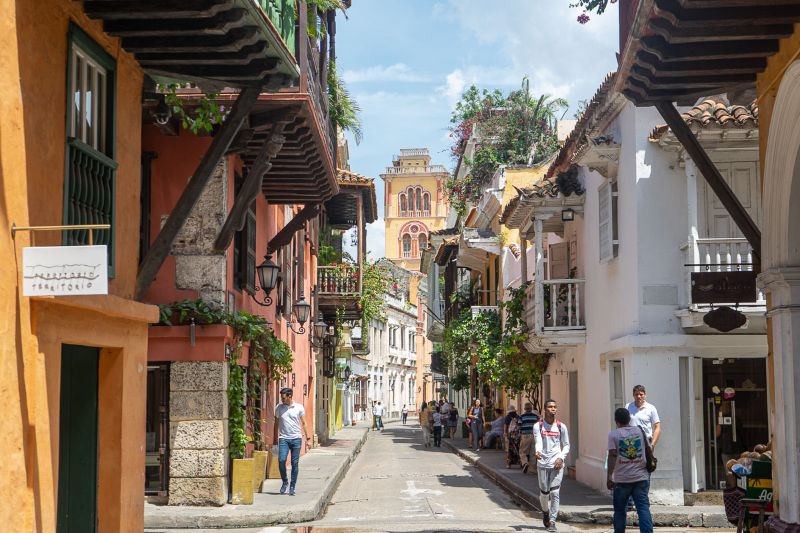 Strada di Cartagena de Indias con le case colorate e i tipici balconi in legno