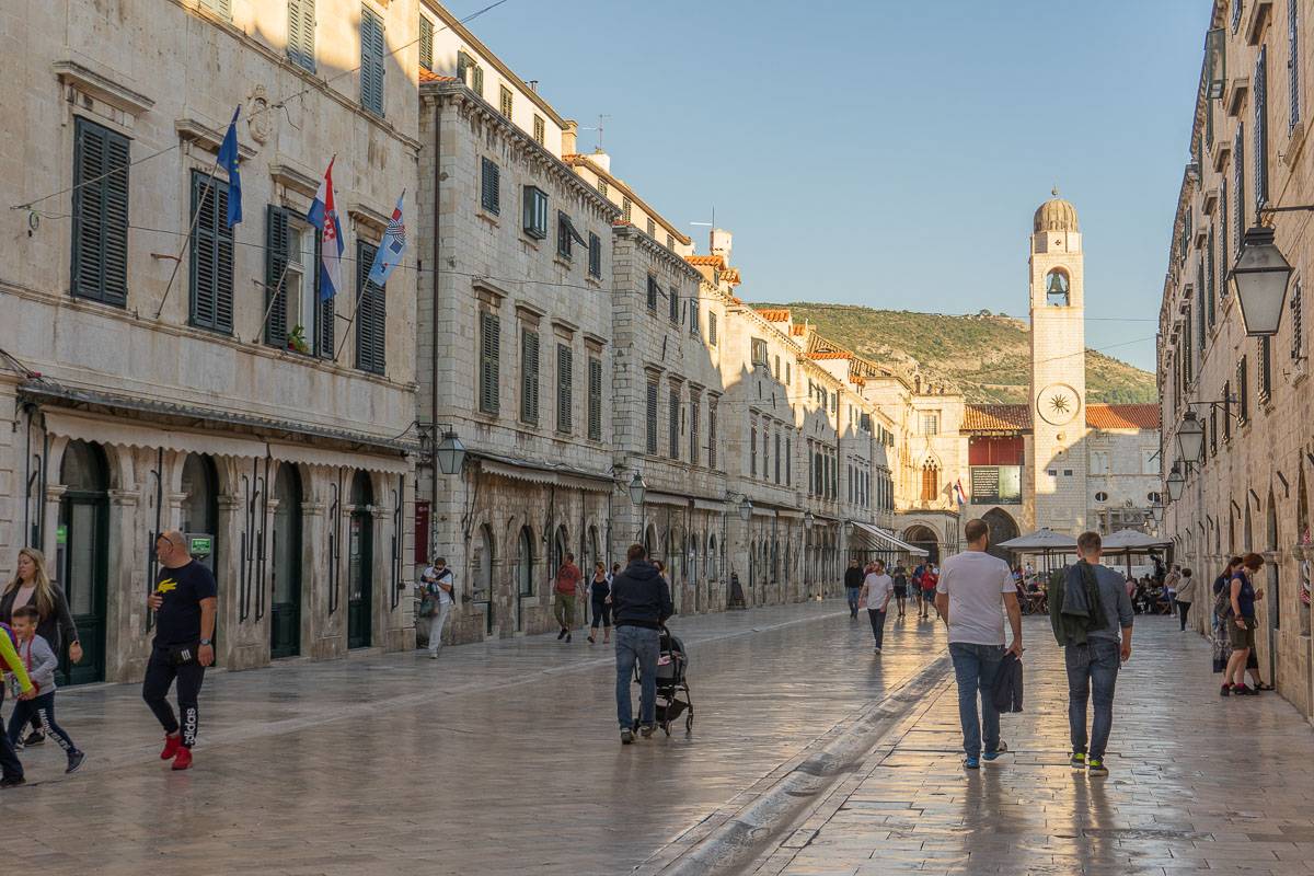 Panorama dello Stradun di Dubrovnik con torre dell'orologio sullo sfondo
