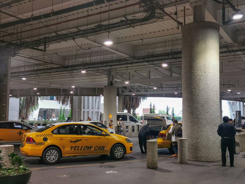 Taxi gialli ufficiali alla stazione dei taxi dell'aeroporto di Città del Messico