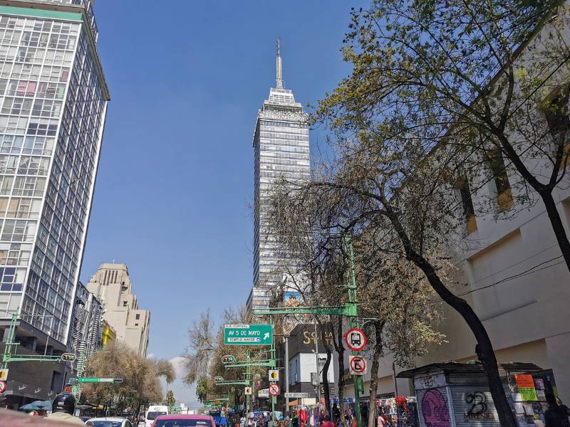 Veduta della Torre Latino Americana vista dalla strada