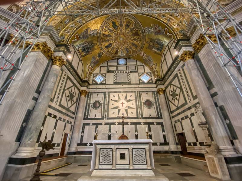 Altare dentro il Battistero di San Giovanni con soffitto in mosaici dorati