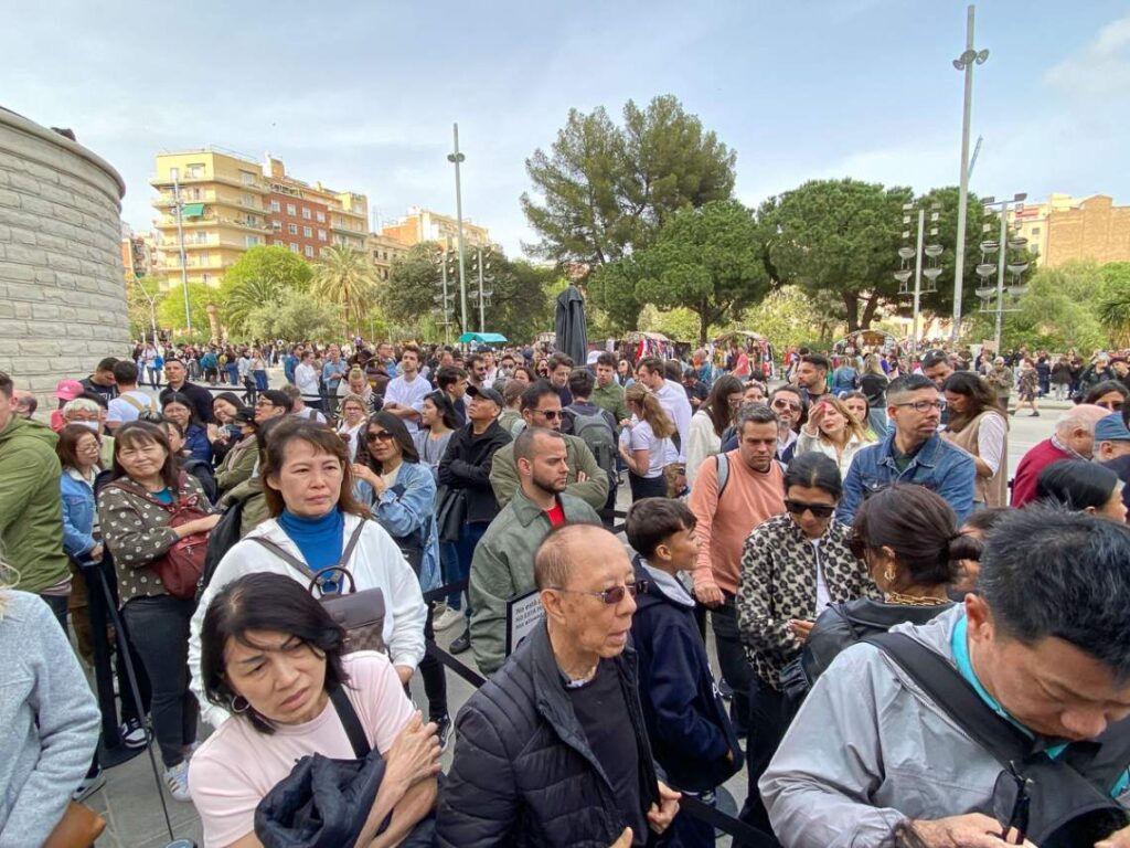 Coda di persone davanti alla Sagrada Familia che espettano di entrare
