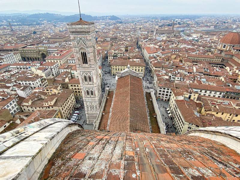 Panorama di firenze e del campanile di Giotto in primo piano dalla terrazza sulla Cupola del Brunelleschi
