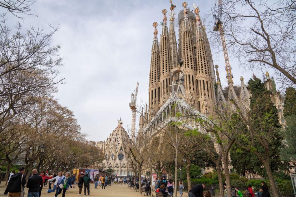 Sagrada Familia vista dal parco davanti alla facciata della Passione
