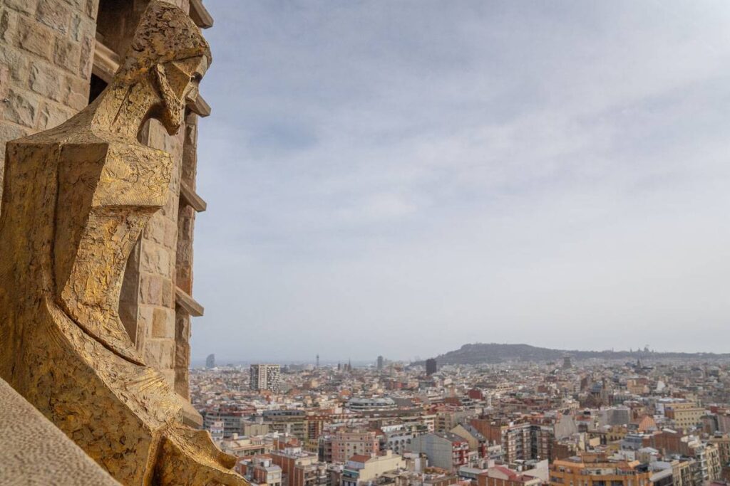 Statua sulla torre della Passione con panorama di Barcellona