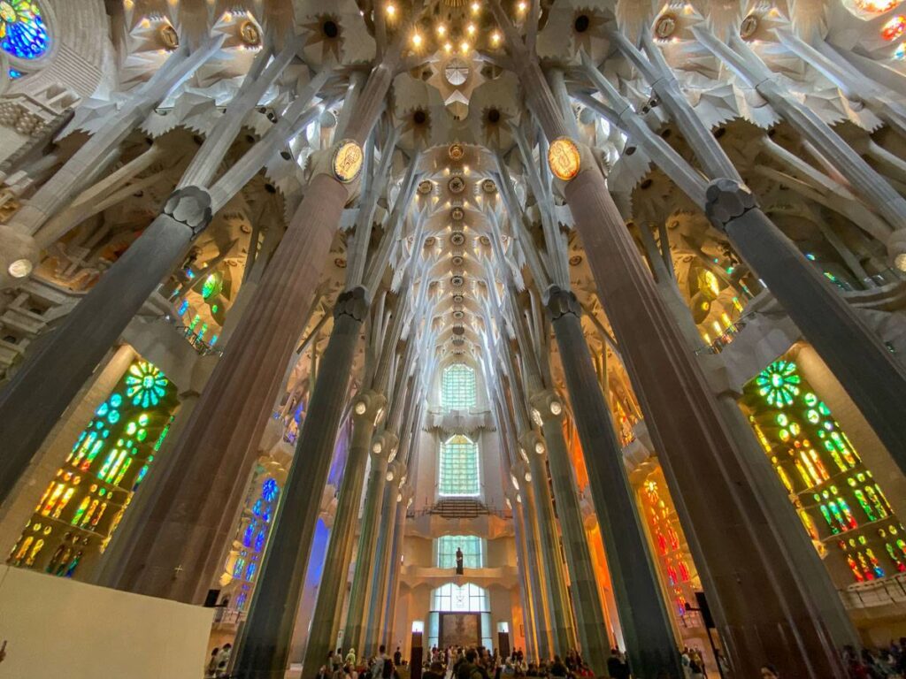 Panorama dell'interno della Sagrada Familia con vetrate colorate