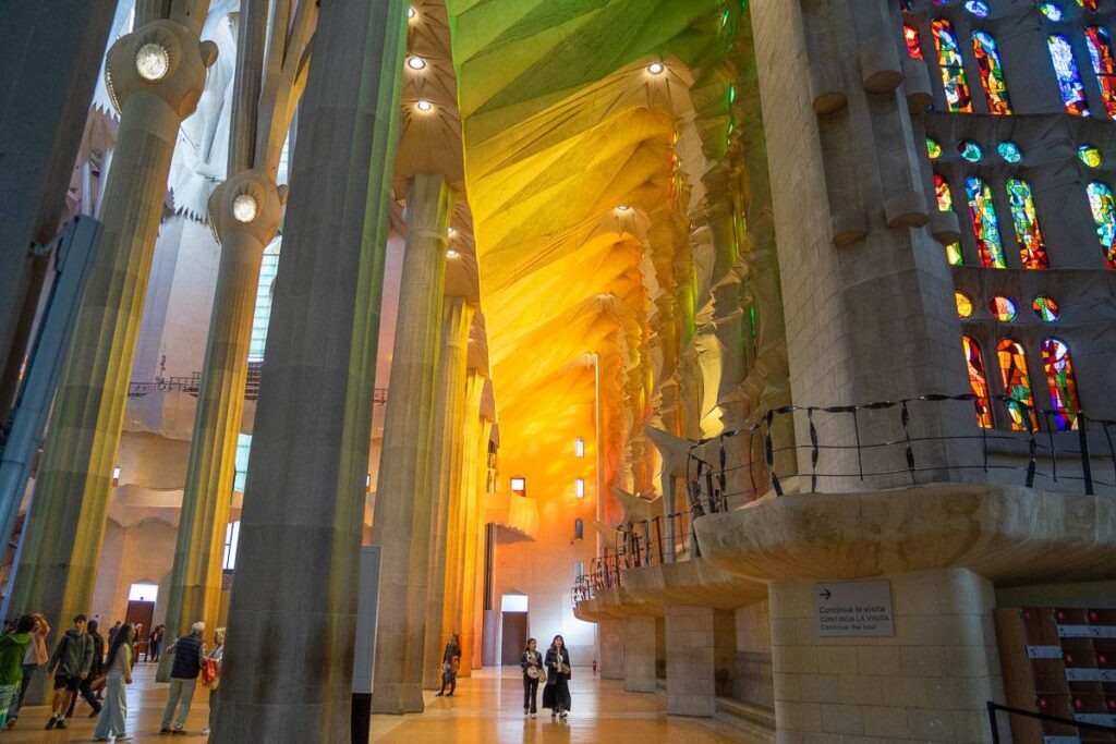 Navata laterale a ovest con la luce del sole che proietta un arcobaleno di colori dal verde all'arancione dentro la basilica