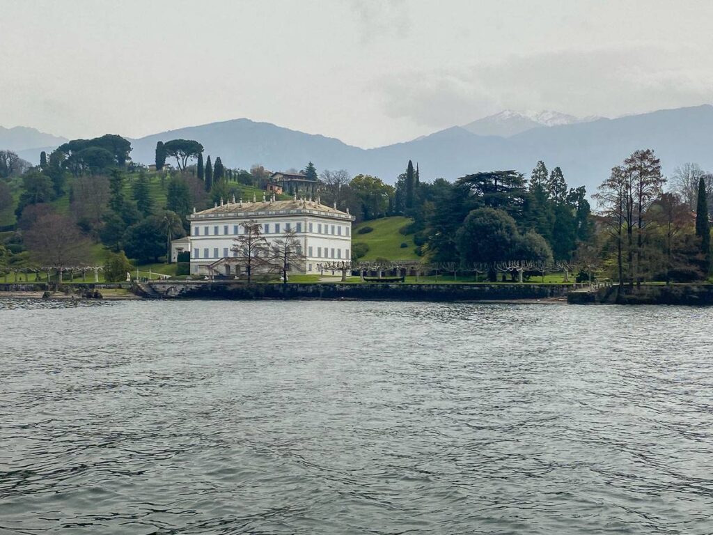 Villa Melzi circondata dai suoi giardini vista dal lago 