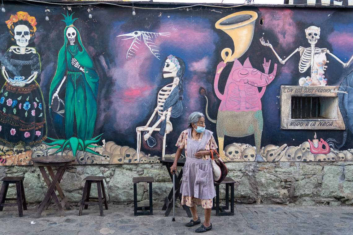 Murales di Jalatlaco con scheletri e signora anziana davanti